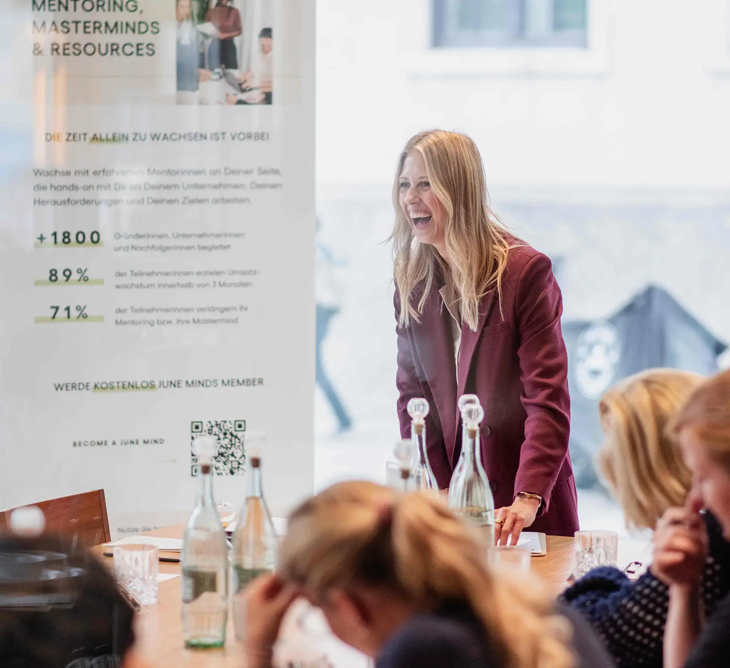 Magdalena leitet einen Workshop und spricht mit Teilnehmenden in einem Meetingraum